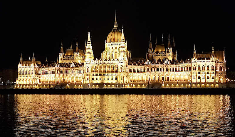 Budapest Parlamentsgebäude bei Nacht