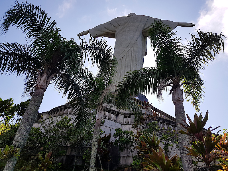 Christusstatue Rio Palmen