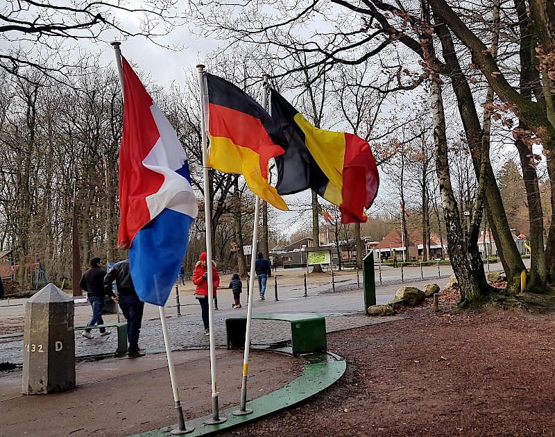 Dreiländereck Deutschland-Belgien-Holland Flaggen