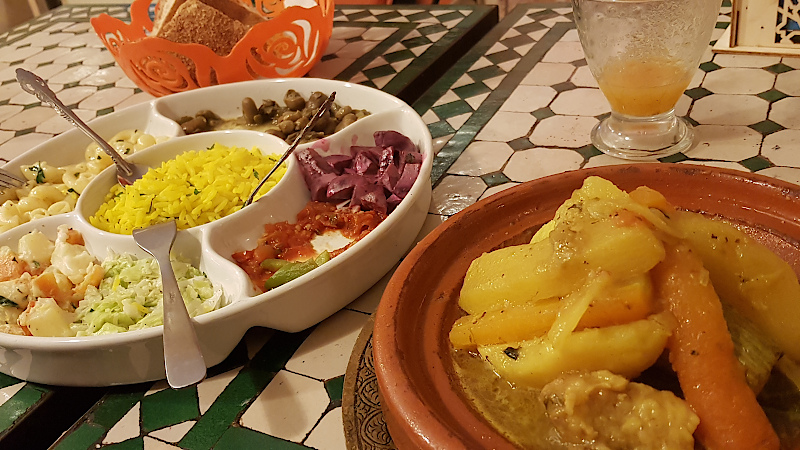 Typisches Essen aus der Tajine zur Stärkung beim Marokko Roadtrip