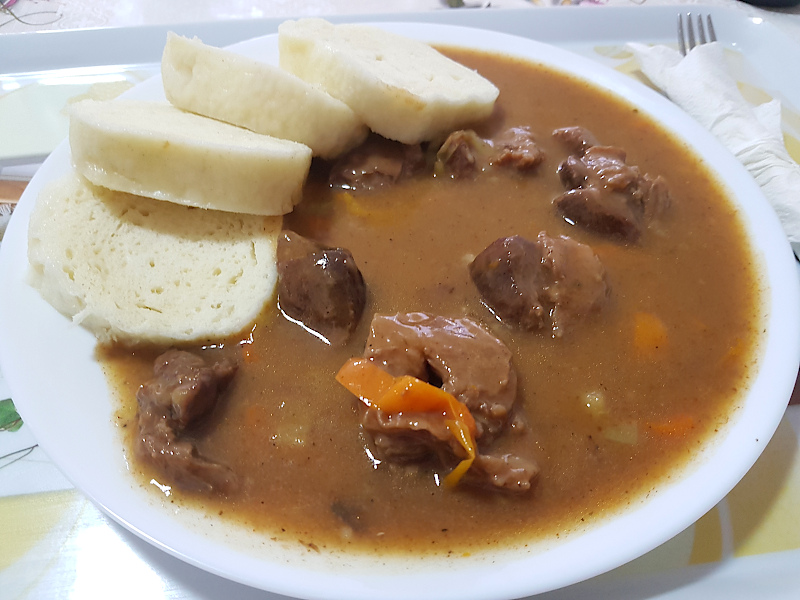 Böhmische Knödel und Gulasch in Tschechien