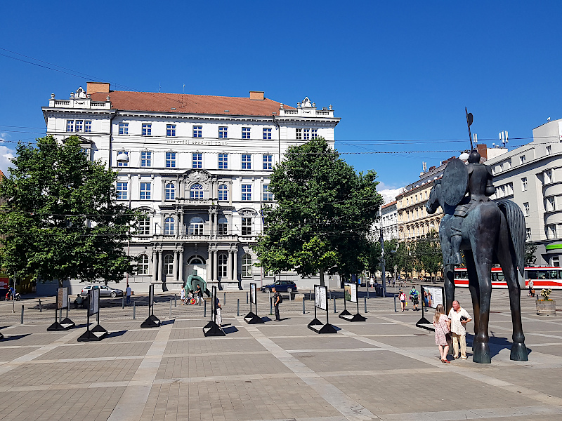 Überdimensionale Reiterstatue