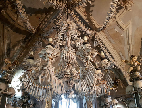 Kronleuchter in der Knochenkirche bei Kutna Hora