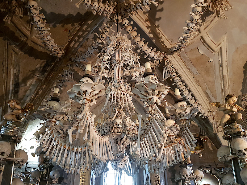 Kronleuchter in der Knochenkirche bei Kutna Hora