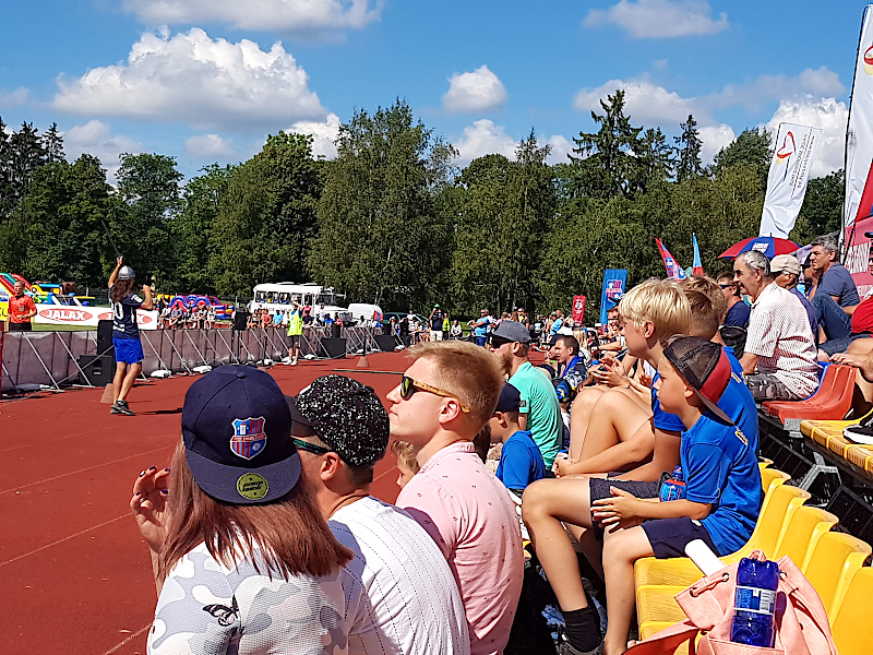 Paide Kirmesstimmung im Fußballstadion