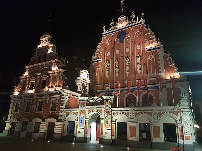 Schwarzhäupterhaus bei Nacht