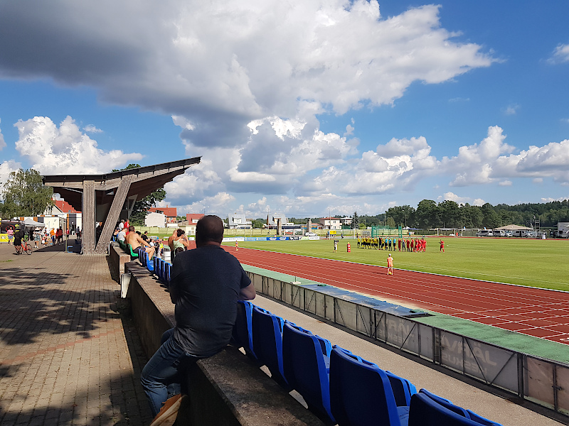 Viljandi Stadion mit Dorfplatzromantik