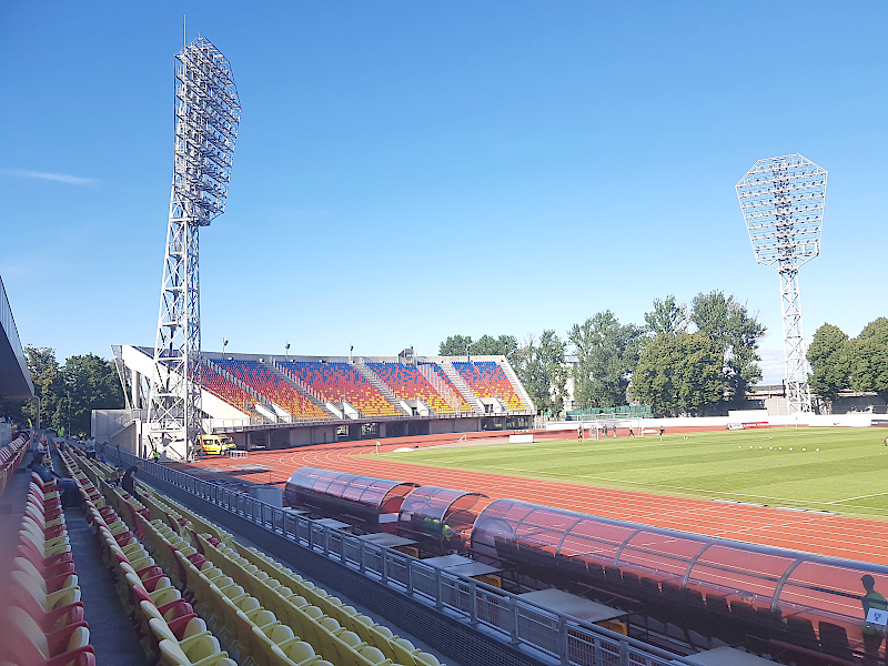 Daugava Stadion Flutlicht & Tribünen