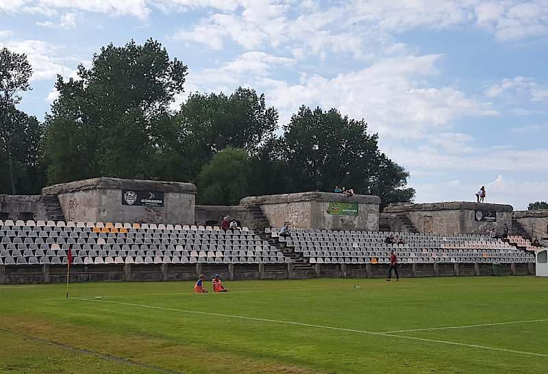 Liepaja Olimpijas Stadion mit Bunker im Stadionumfeld