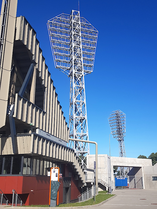 Flutlichtmasten im Daugava-Stadion in Riga