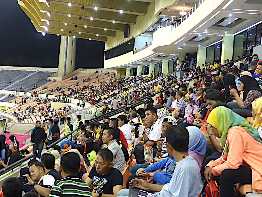 Brunei Fans im Fußballstadion