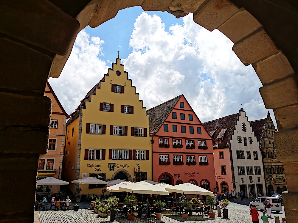 Marktplatz mit kleinen Gässchen zwischen den Häusern